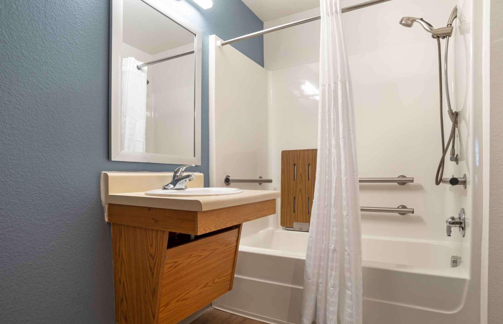 Extended Stay America Select Suites - Cleveland - Airport Bagian luar foto