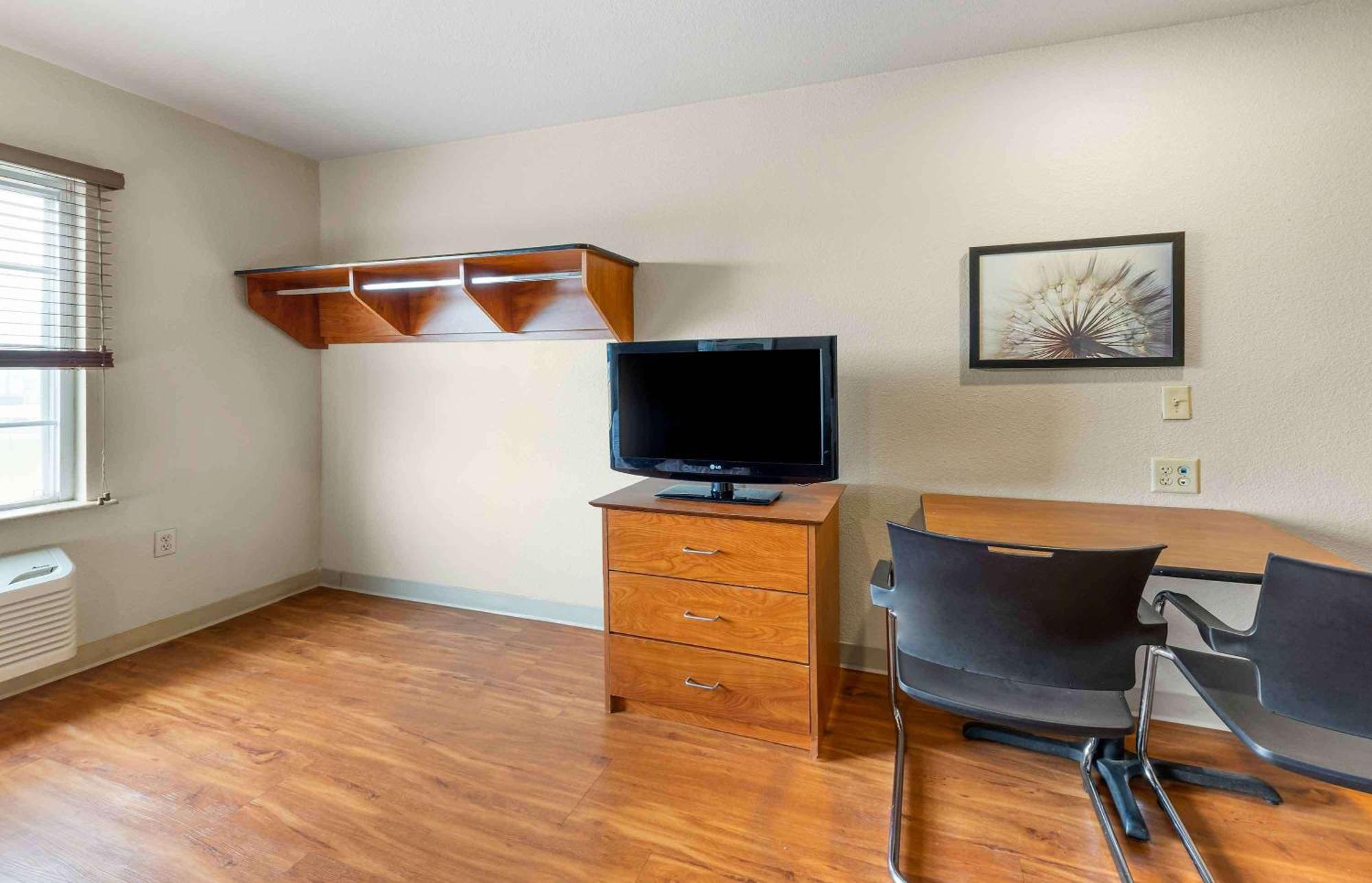 Extended Stay America Select Suites - Cleveland - Airport Bagian luar foto